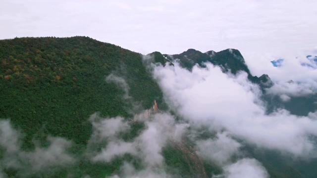 四川绵阳:航拍江油观雾山,无人机穿云带你看云海