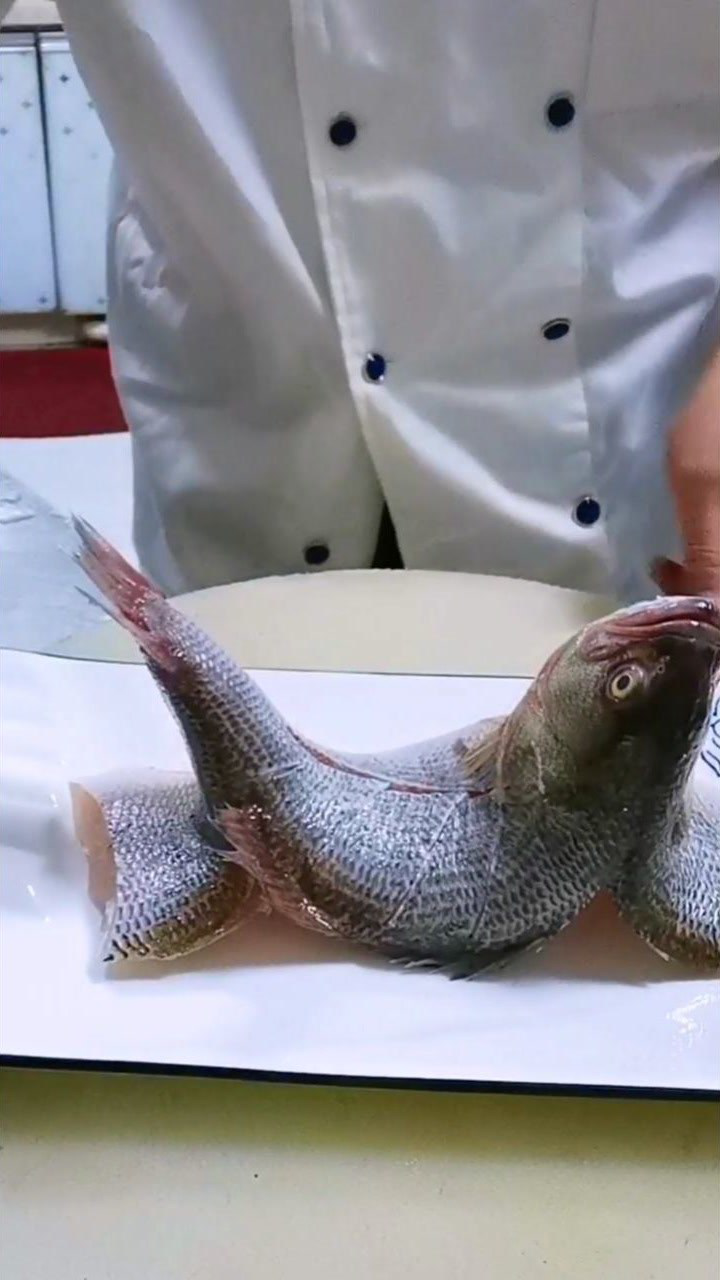 清蒸鱼造型的改刀方法
