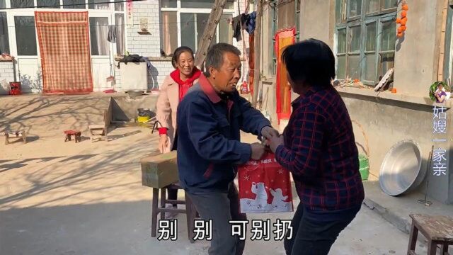 大壮送公公礼物,不料婆婆当场急眼,公爹的反应让人哭笑不得