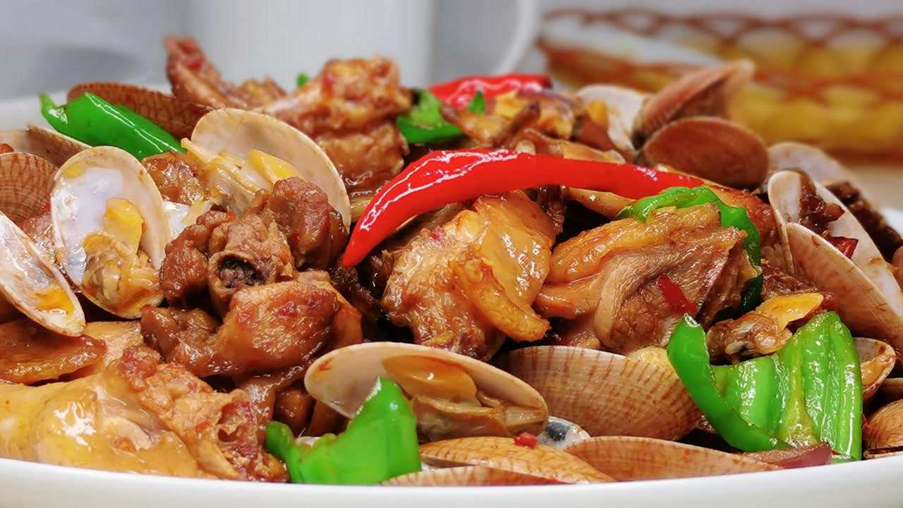分享一道花甲炒鸡的做法,配上花甲的海味,鸡肉变得香辣鲜美