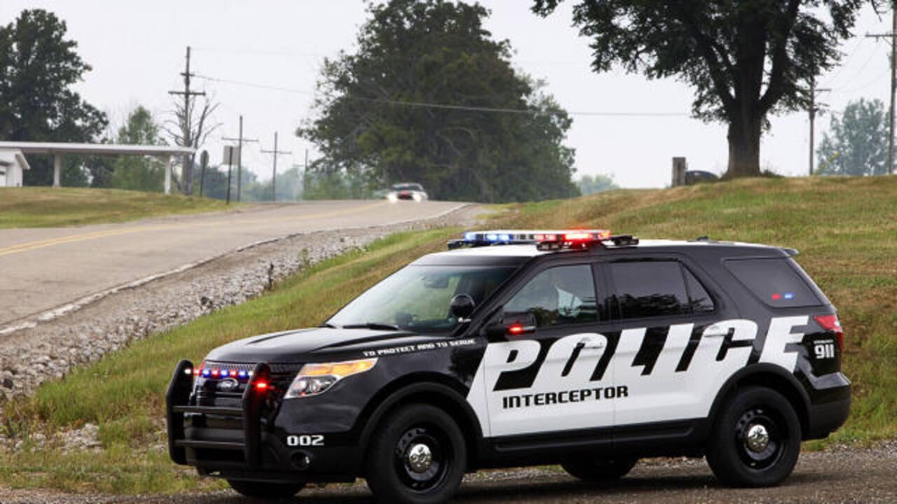 美国纽约警车出警低频警报器配上警用爆闪灯酷炫炸街