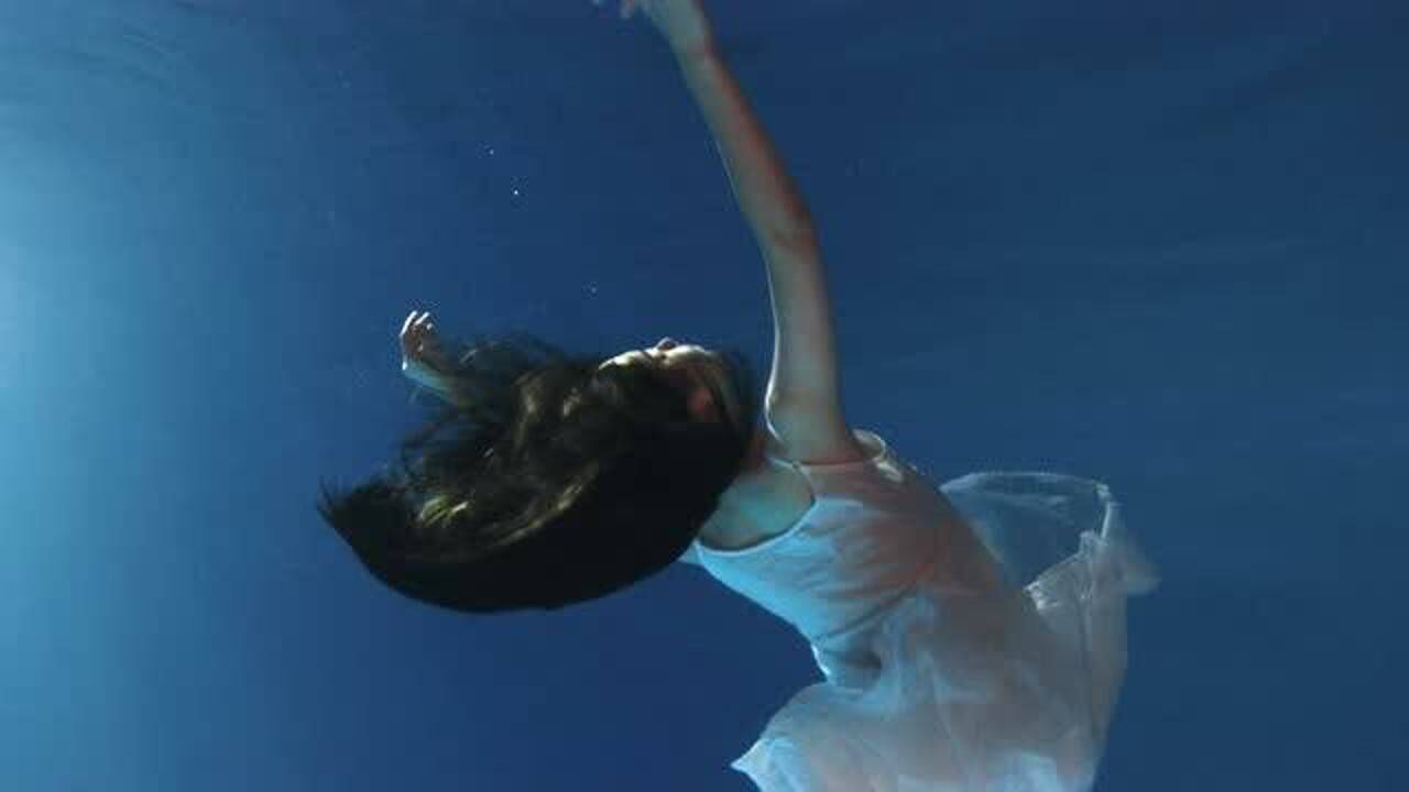 李小璐:《鲸落》水下mv