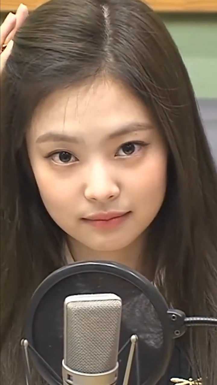 blackpink成员金智妮录音室面对镜头整理头发