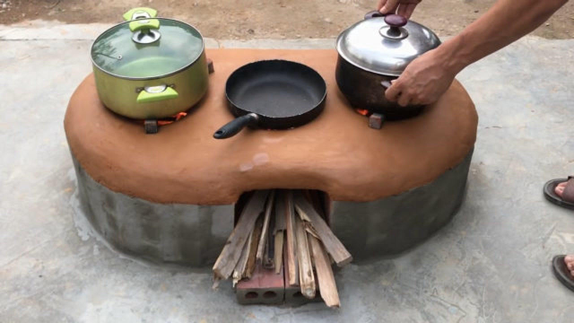 用红砖做一个炉子,里面涂抹黄泥,不仅结实耐用,而且很美观