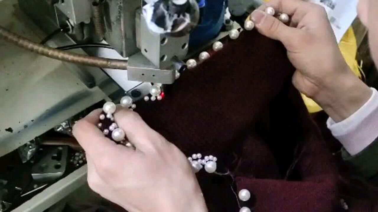 原来衣服上的珠子是这样缝上去的!