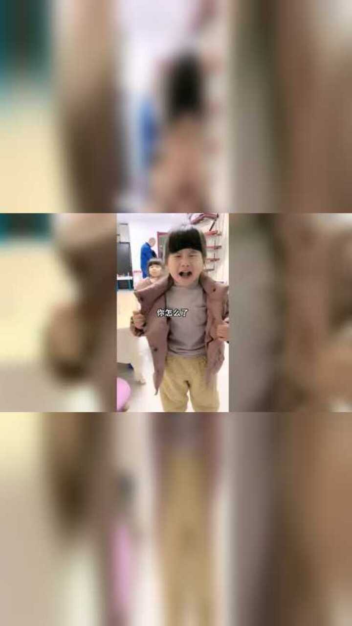 二女儿尿裤子，哭着和我说她尿裤子了，不知道是不是怕我责怪她！_高清