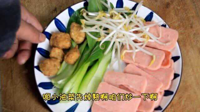 阿能做“炒方便面”,简单好吃,配上翟店饼子,太美味了