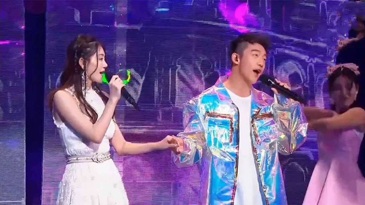 郑恺唱歌合集现场与苗苗甜蜜手牵手合唱满屏都是粉红色泡泡