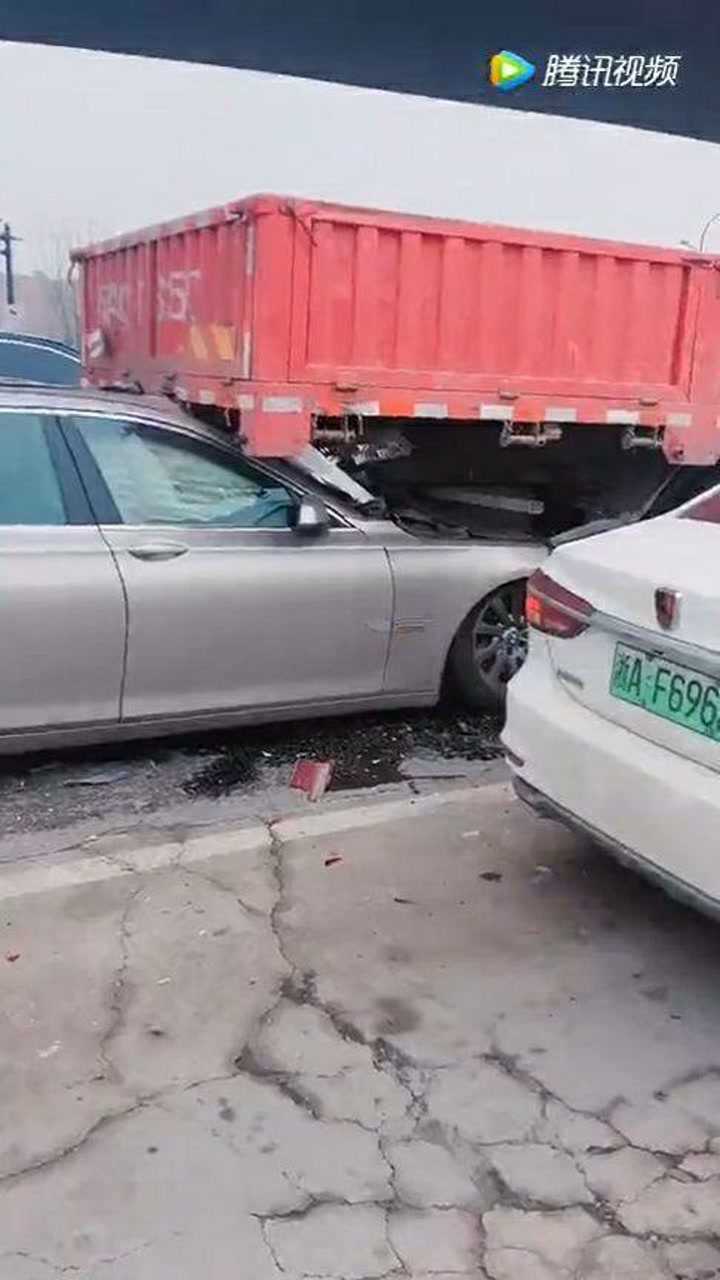 宝马追尾大货车,车头全钻货车底下去了!