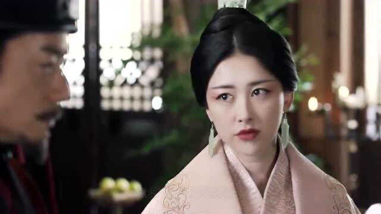 赵姬嫪毐正在厮混怎料嬴政直接在床头绑剑直接吓瘫二人