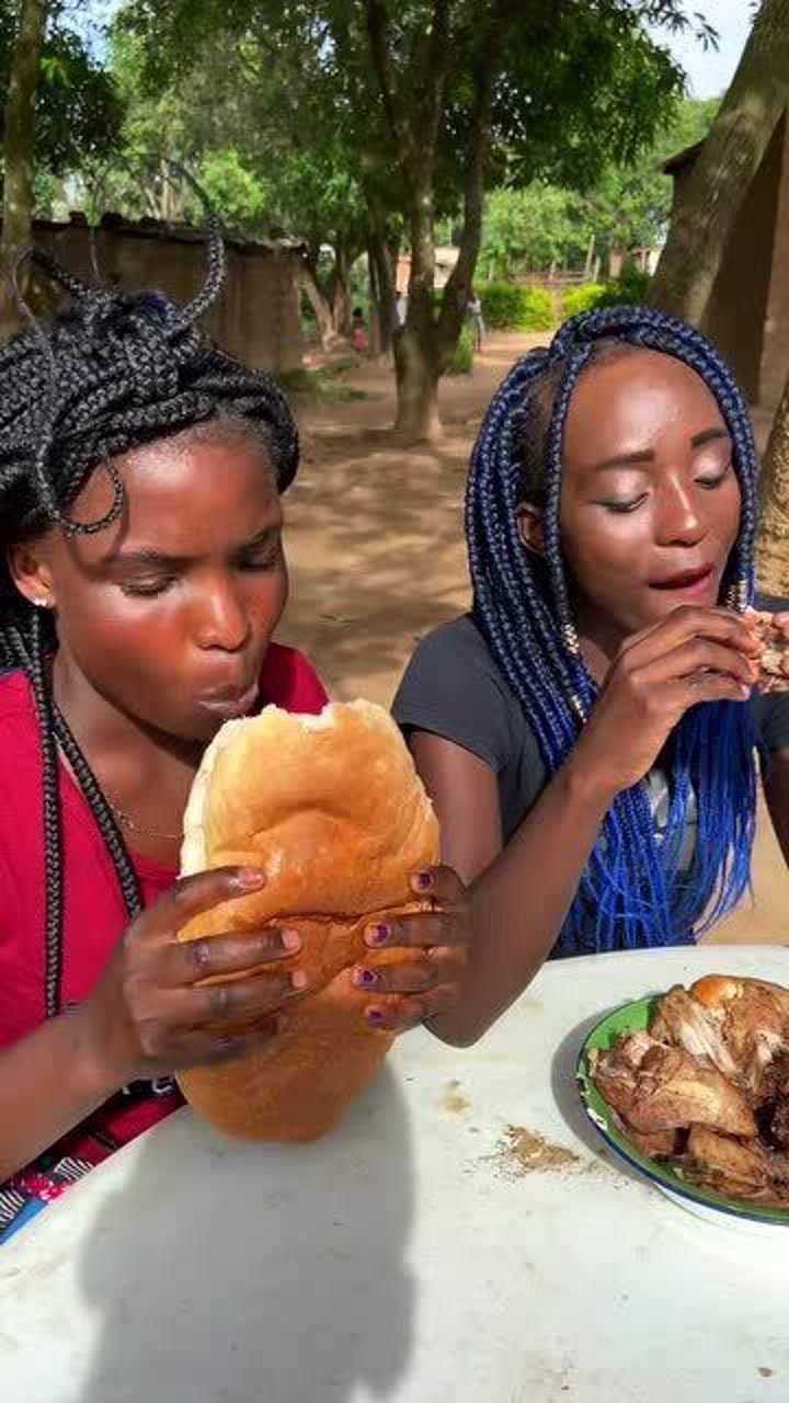 非洲人正在吃午饭,看上去这伙食非常的丰盛