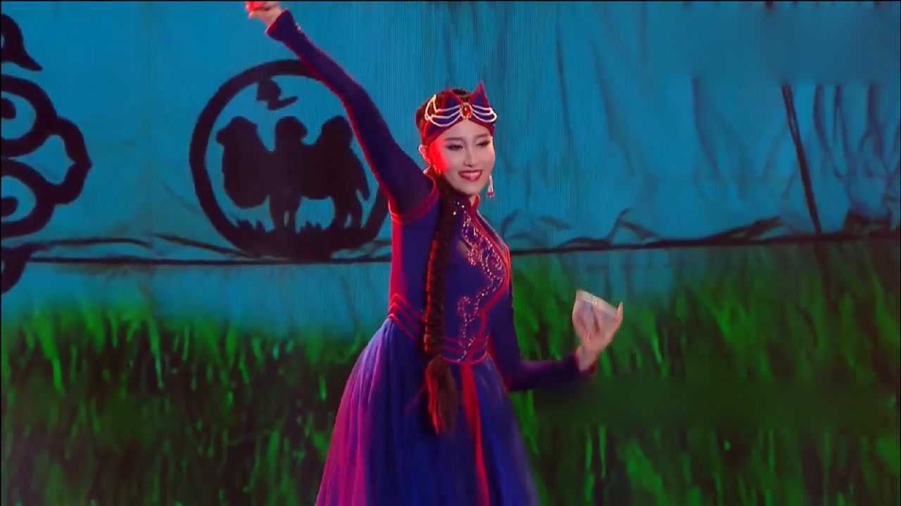 蒙古姑娘表演民族舞,看到这传统的舞蹈动作,全场都激动了