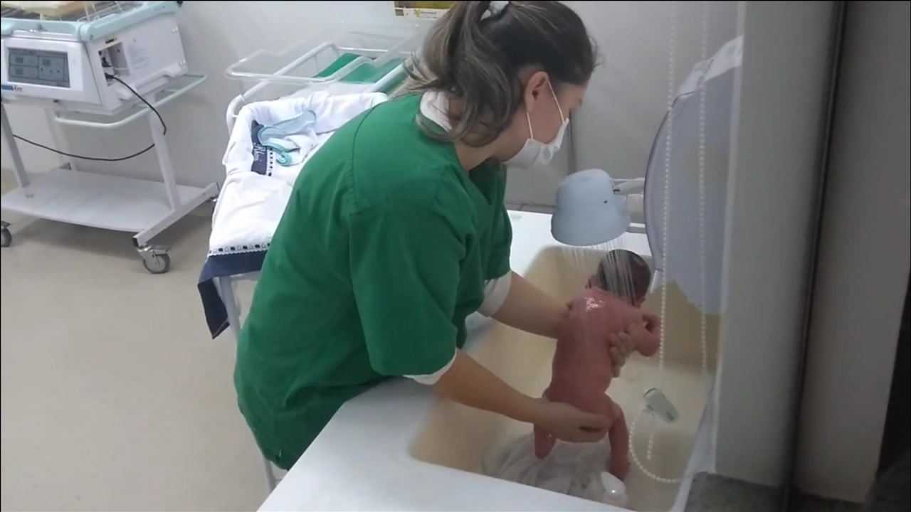 医院里真实的新生儿洗澡全过程，没有生过孩子的你可以看看_腾讯视频