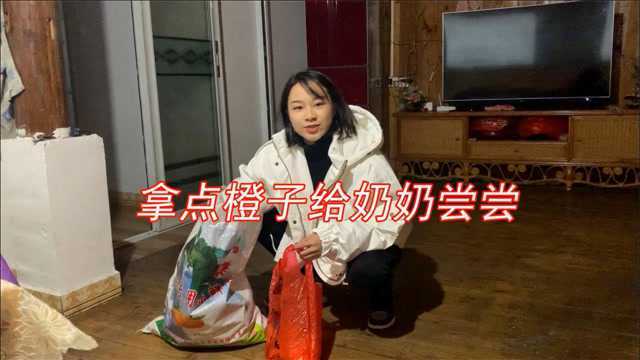 娜娜给奶奶送冰糖橙,再带大家参观一下,我们侗族的“别墅”