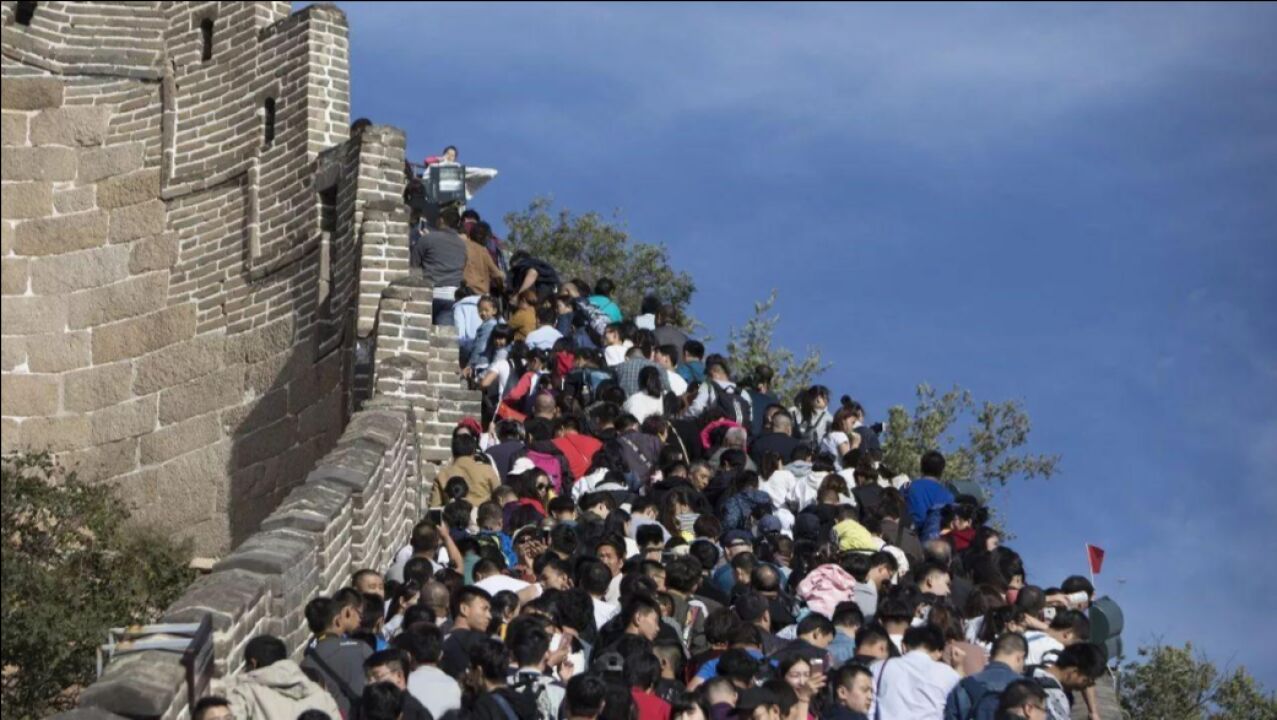 景区游客爆棚,夜晚还在排队,入园10小时里8小时都花在排队上