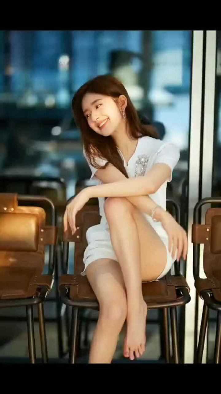 小仙女赵露思光脚丫拍大片可爱又性感