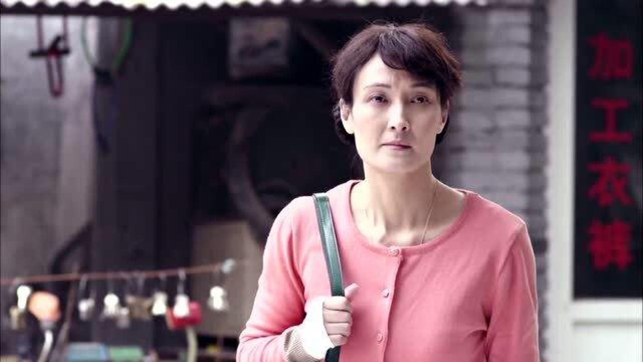 背着奶奶进城这女人鬼鬼祟祟的干什么难道要偷老奶奶捡的破烂