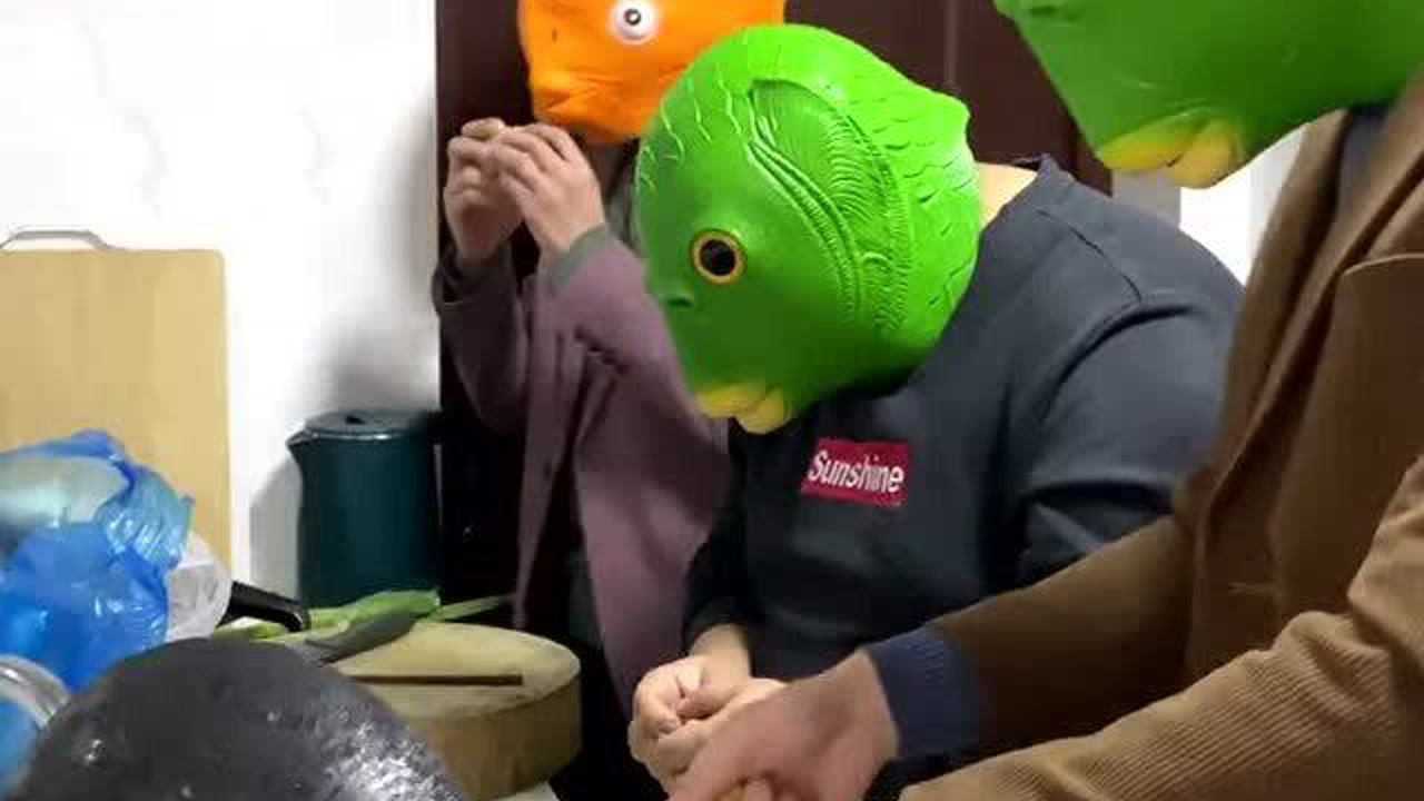 鱼头怪劫持迪迦奥特曼伤害性虽然不大但侮辱力极强呐