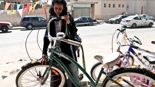 女性露出面容就是违反妇德，骑自行车被禁止！还原沙特的女性地位