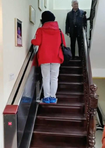 黑科技!老年人爬楼梯专用电梯,太方便了!