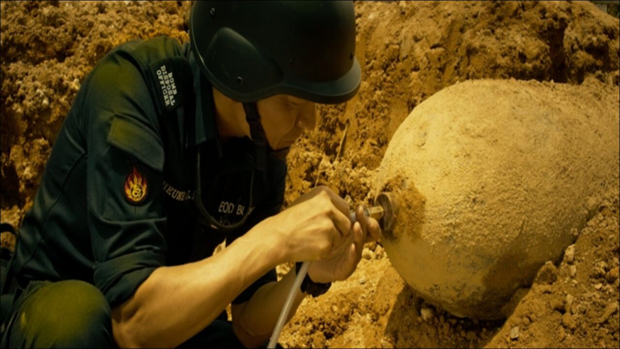 拆弹专家男子只身一人拆炸弹整个过程都为他捏了一把汗