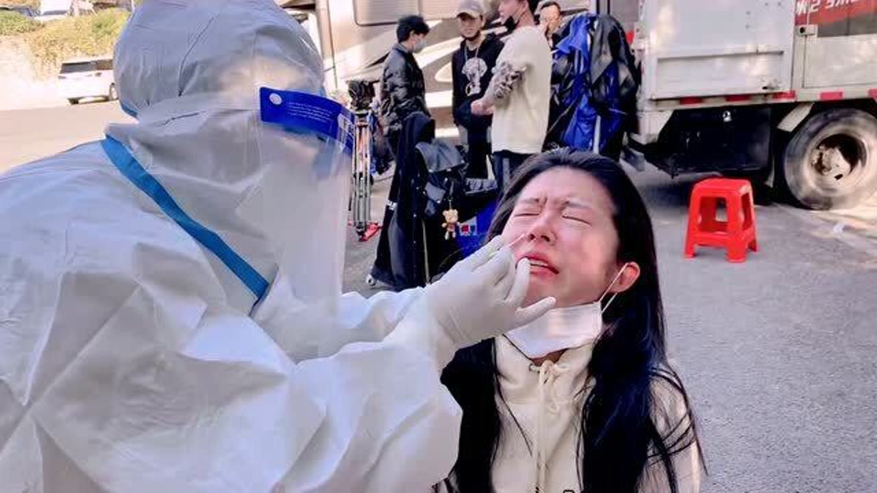 女孩做核酸检测,捅到鼻孔两眼流泪,滋味太酸爽!