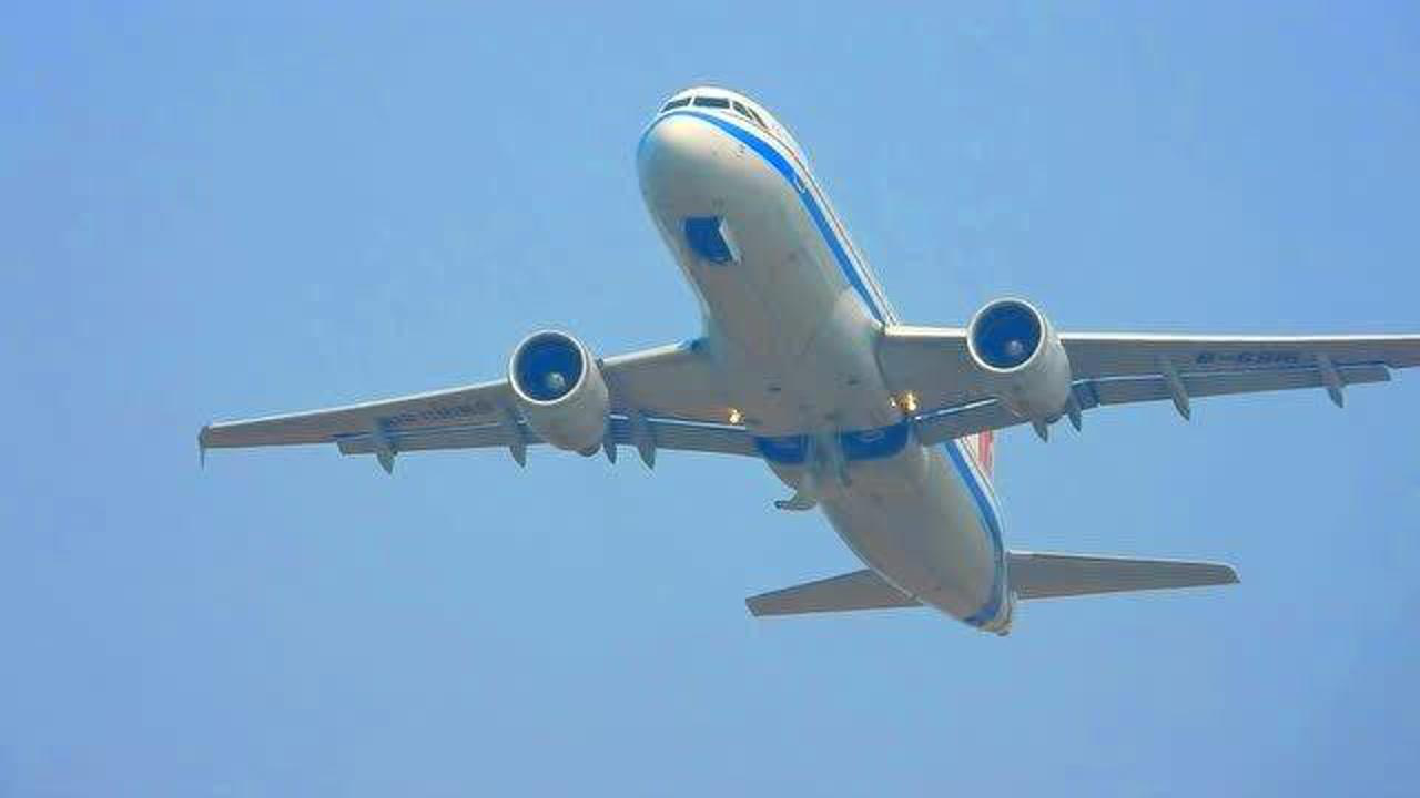 实拍国航空客a320客机在武汉天河国际机场起飞起落架收起的速度很快