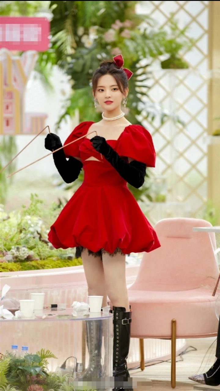 被杨超越新造型美到了!泡泡袖红色丝绒裙,真的绝美