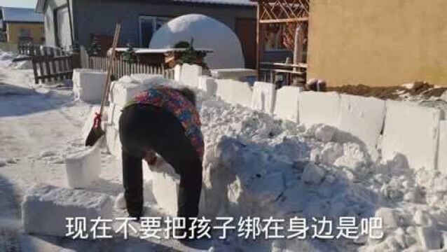 疫情下的黑龙江伊春,零下35度建设雪滑梯自娱自乐,脸都快要冻坏了