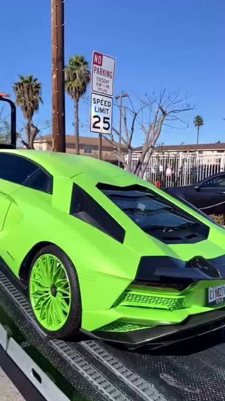 见识一下白绿双拼色兰博基尼大牛跑在路上十分的拉风
