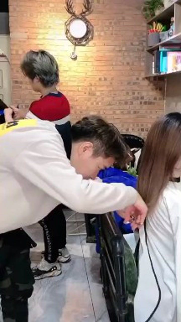 美女衣服被剪破后，内衣露出来…_高清