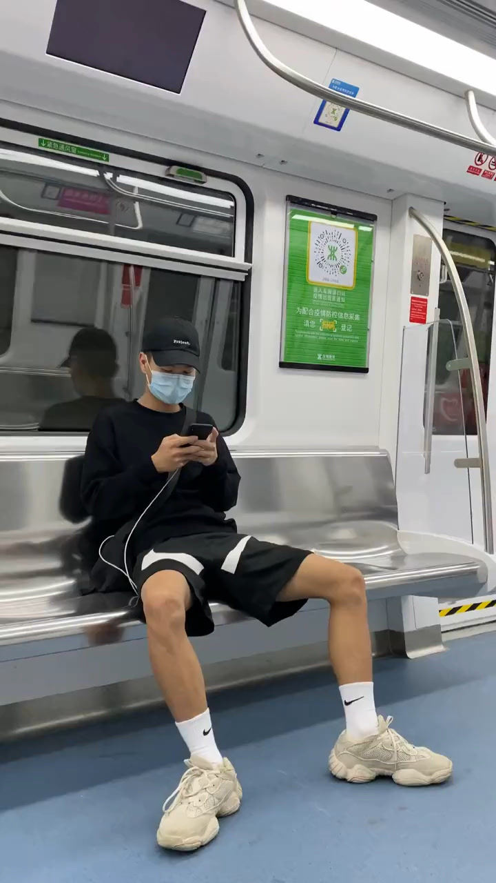 地铁帅哥第二视角,你们想要哥哥的联系方司吗?