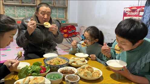 做个素馅菜盒子，喝稀粥，吃生菜，简单有食欲，好吃到撑