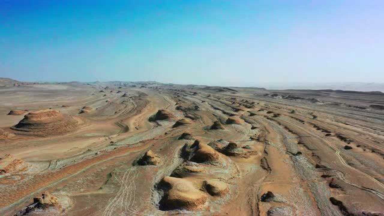 航拍青海黄瓜梁无人区,连绵起伏的雅丹地貌群非常壮观