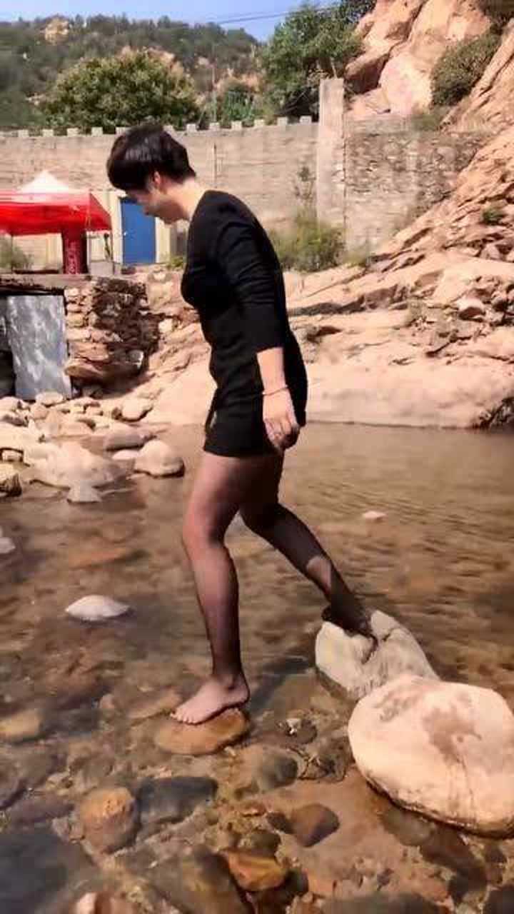 老婆这是有多爱美穿着丝袜就下河玩水不忘展显自己的魅力