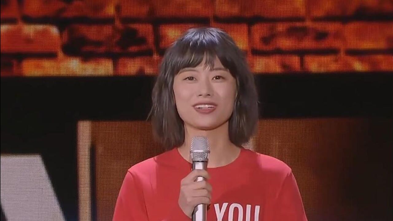 赵晓卉脱口秀表演过年随想每一句话都是包袱这女孩真是太能侃了