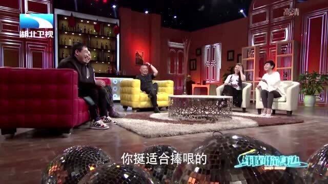 纲到你身边:众人质疑佳佳搞音乐,佳佳唱歌破音众人纷纷鼓掌