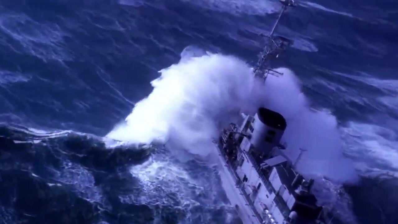 实拍军舰十级巨浪下航行，感觉下一秒就会沉没，甲板上竟还站了一排人_高清1080P在线观看平台_腾讯视频