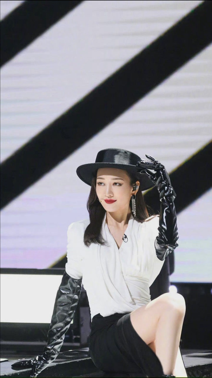 王鸥电眼wink乘风破浪的姐姐2公演造型亮人这颜值你喜欢了吗