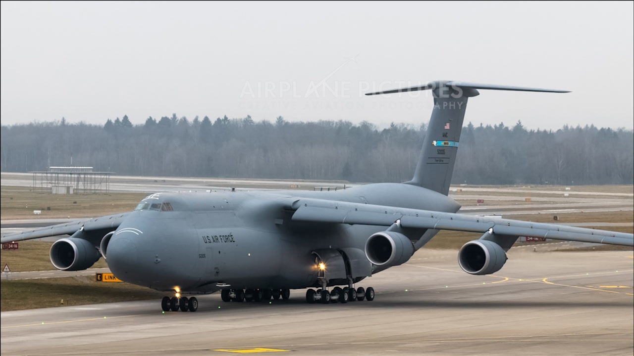 美国最大战略运输机飞越南海外交部曾发出警告停止兴风作浪