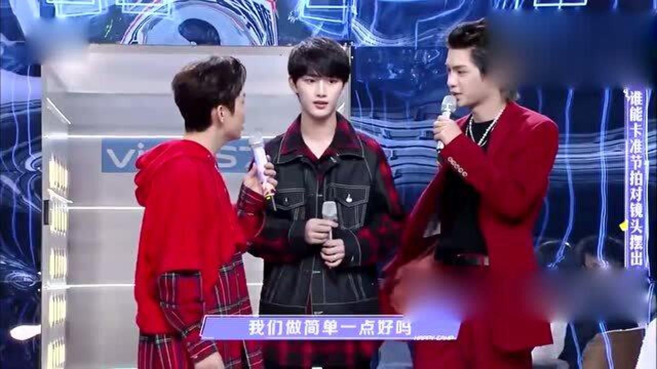 丁程鑫黄明昊罕见同框俩人都18岁画风却差这么多镜头拉近秒懂