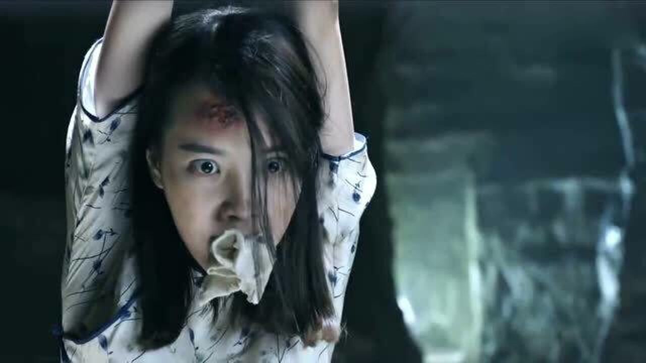 旗袍美女被吊在地牢一双长腿崩得笔直也仅能足尖触地苦不堪言