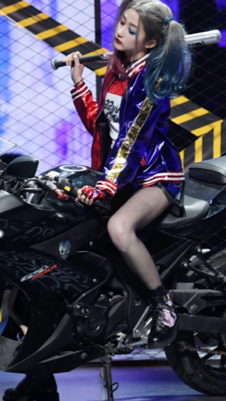 王牌对王牌 关晓彤小丑女造型太酷拽了