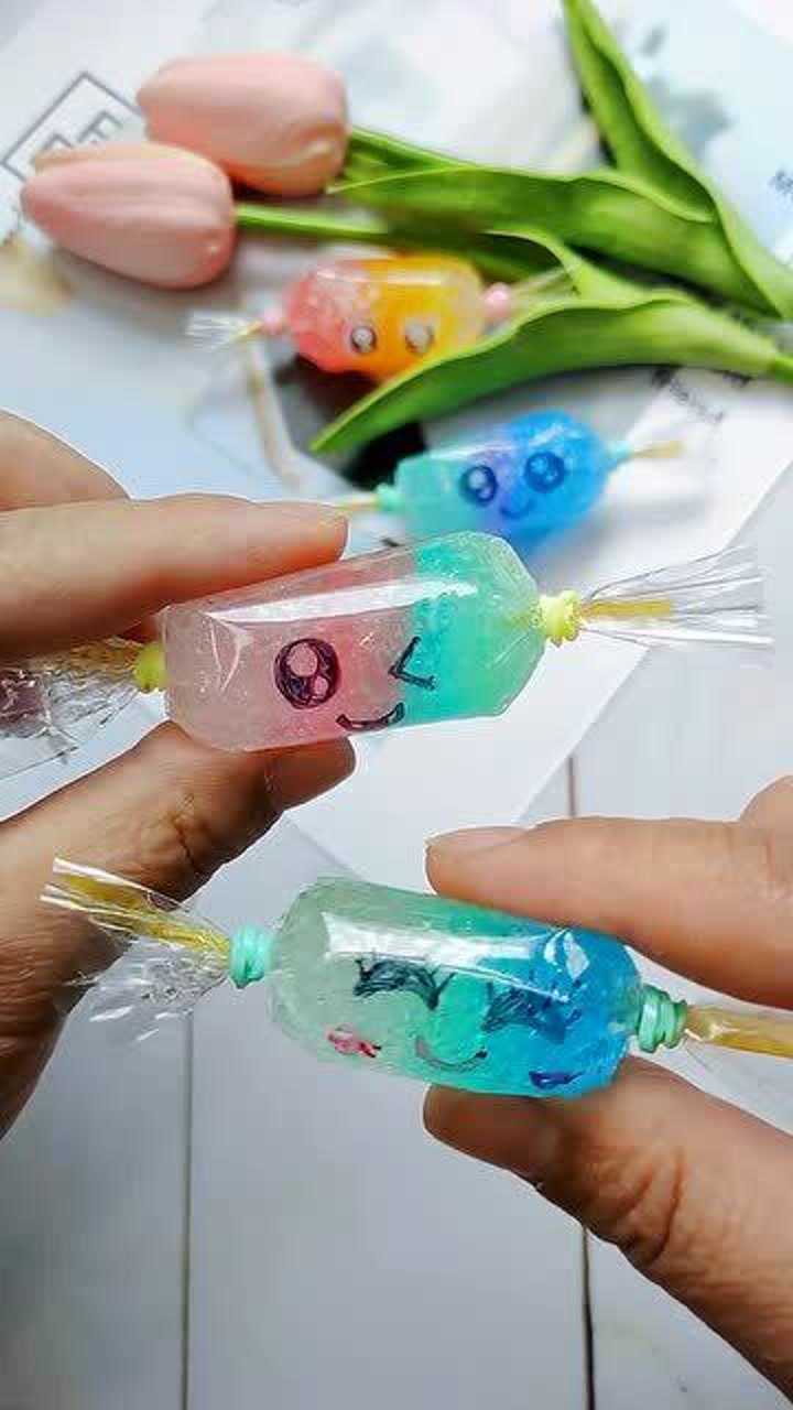 用一次性包装袋和水宝宝做捏捏乐,可爱解压