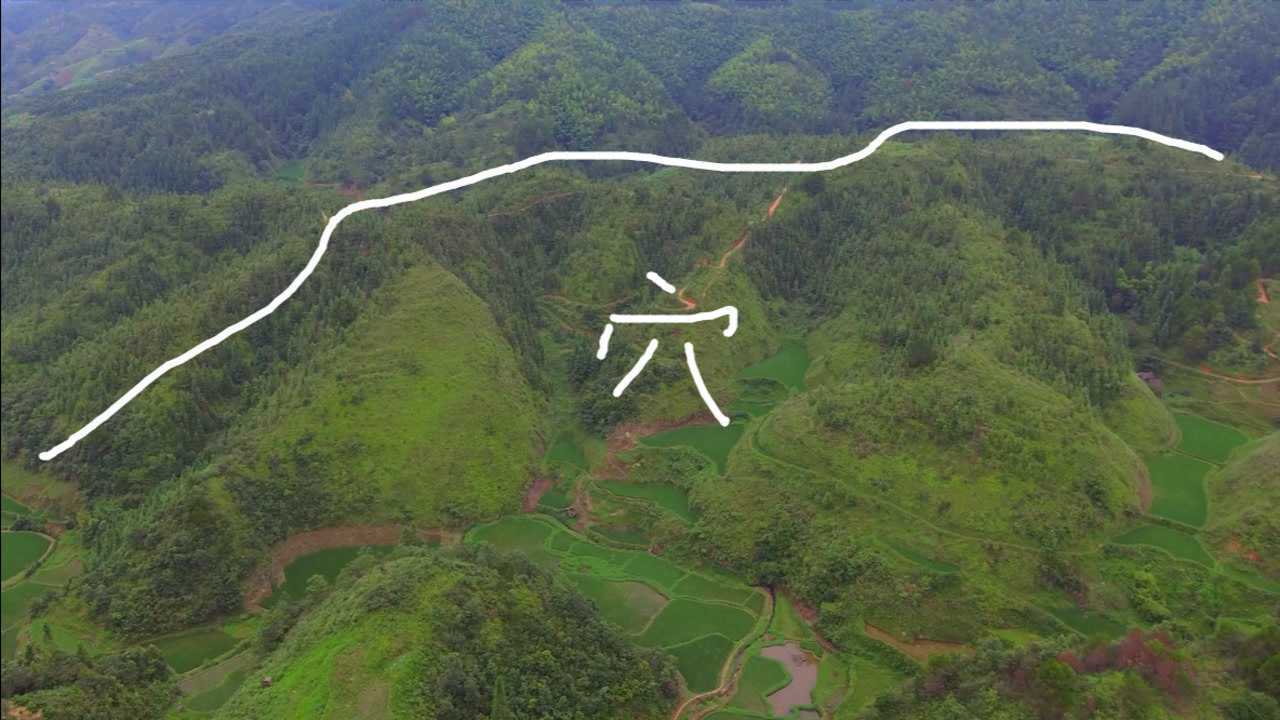 此山地形标准完全符合风水宝地格局左青龙右白虎的人间宝地