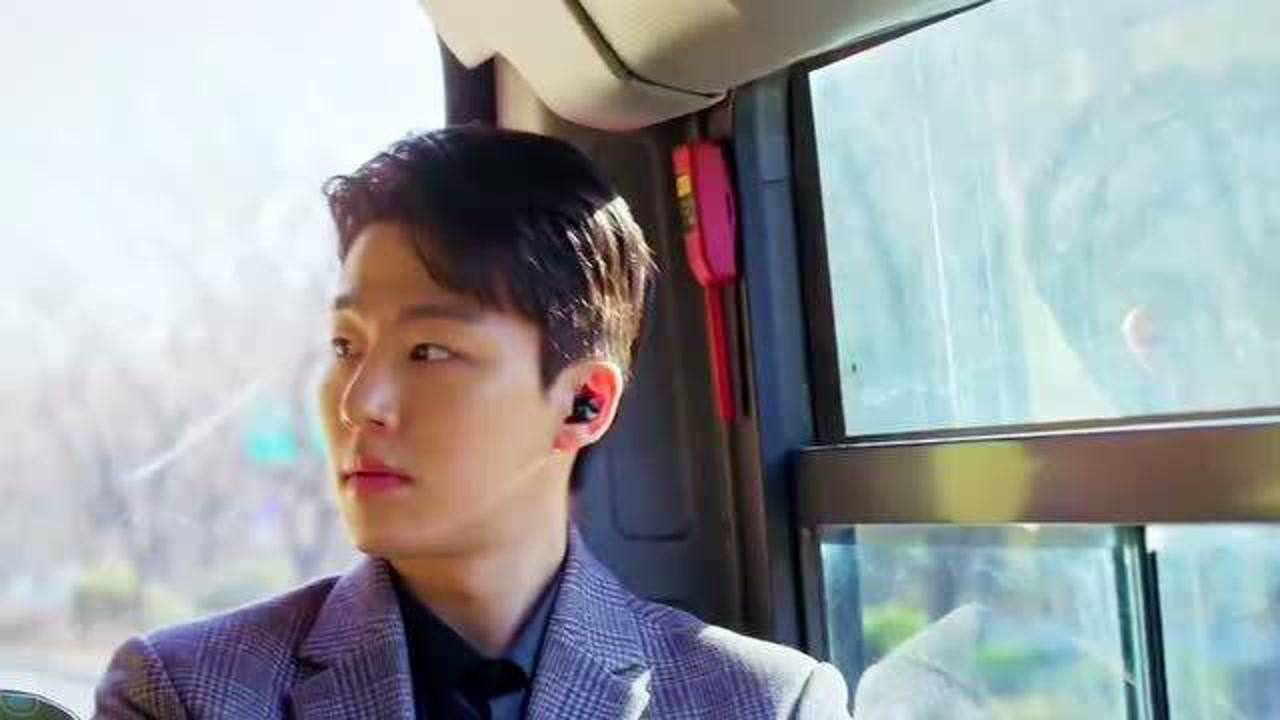 迷恋告急:俩个大帅哥互相对视数十秒,好像一见钟情的感觉!