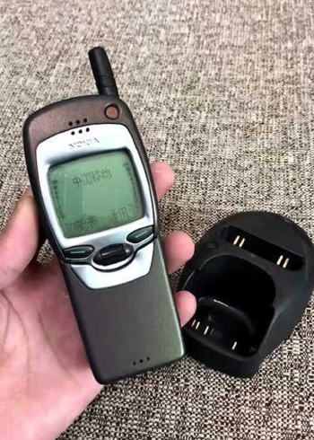 20多年前的诺基亚7110,插上卡居然还能用!可惜辉煌不再!