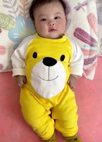 小肚子胖胖的,穿着这件衣服,肚子鼓鼓的还真好看!