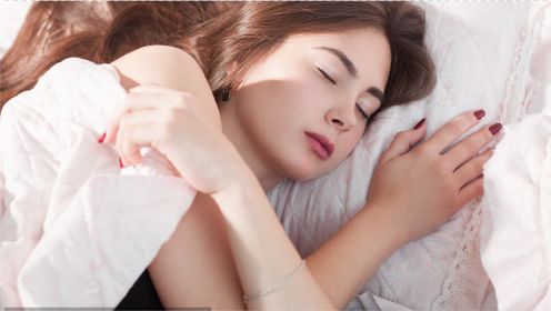 女性睡觉时，为何双腿都喜欢夹着被子睡？男性可能会感到惭愧