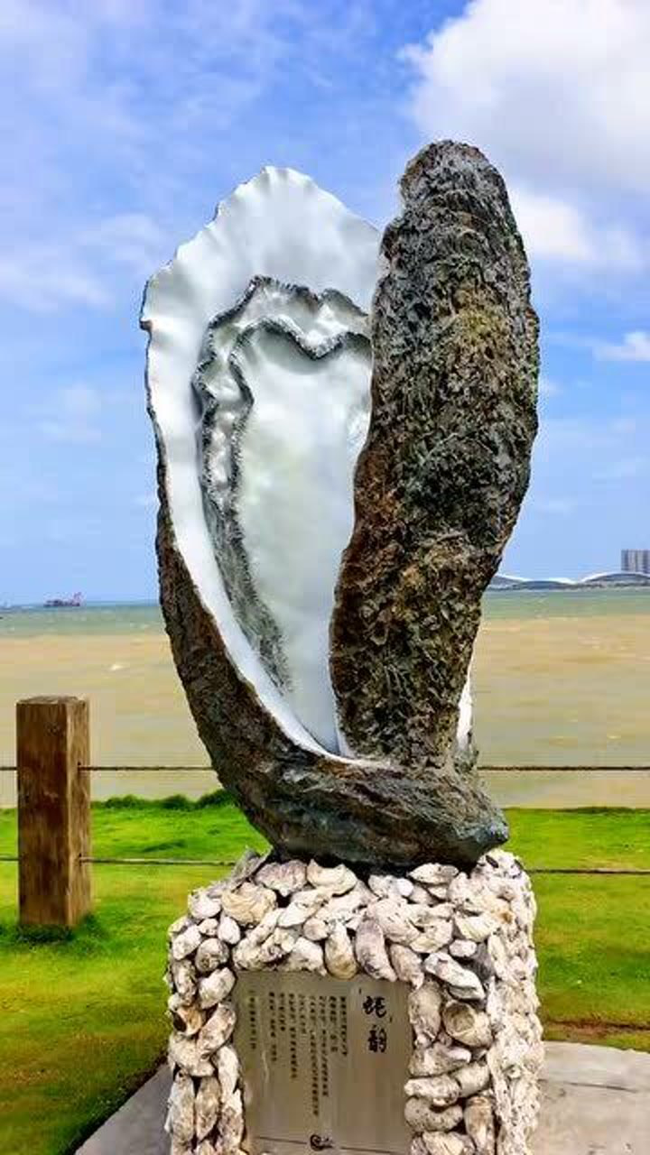 湛江最大的生蚝!湛江就是如此美丽的地方,市区出门都是海!